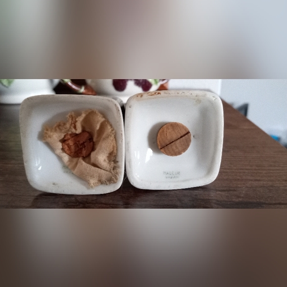 VNTG - Beautiful rose pattern Salt & Pepper Shakers - Picture 3 of 3